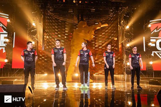 LPL传奇选手再创五杀历史，全球首个新英雄五杀精彩回归